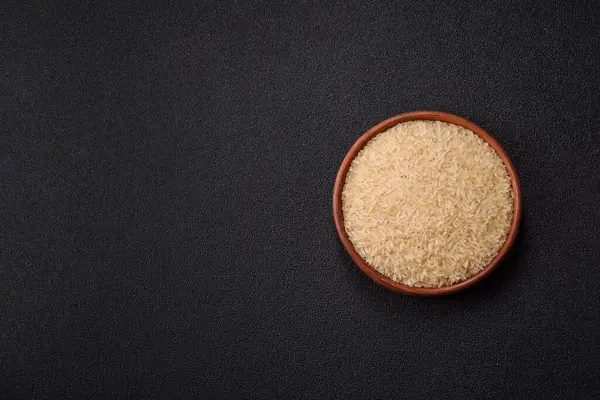 Seramik kasede beyaz çiğ pirinç. Pirinç Asya organik gıdasının bir malzemesidir.