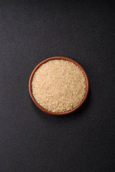 Seramik kasede beyaz çiğ pirinç. Pirinç Asya organik gıdasının bir malzemesidir.