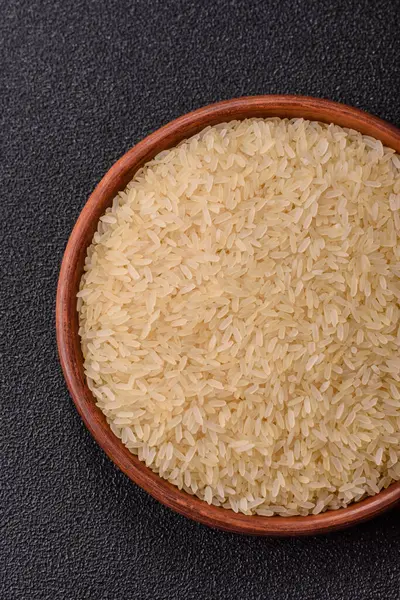 Seramik kasede beyaz çiğ pirinç. Pirinç Asya organik gıdasının bir malzemesidir.