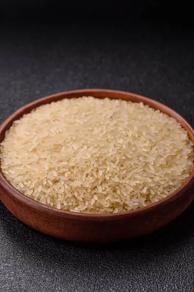 Seramik kasede beyaz çiğ pirinç. Pirinç Asya organik gıdasının bir malzemesidir.