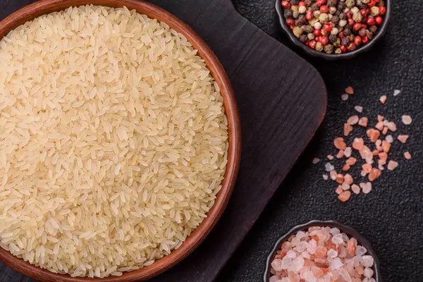 Seramik kasede beyaz çiğ pirinç. Pirinç Asya organik gıdasının bir malzemesidir.