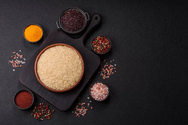 Seramik kasede beyaz çiğ pirinç. Pirinç Asya organik gıdasının bir malzemesidir.