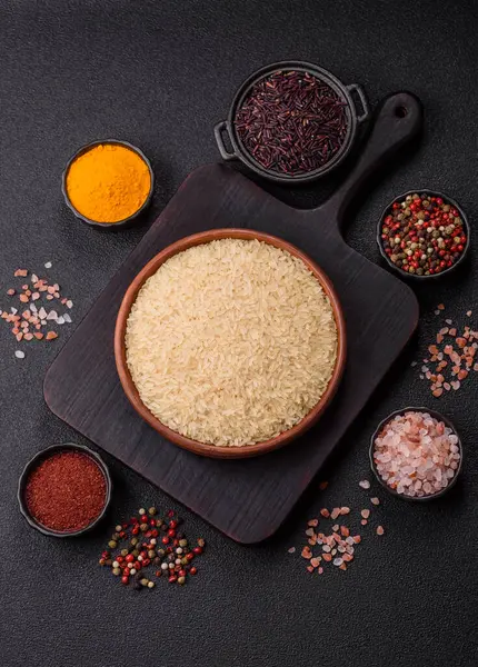 Seramik kasede beyaz çiğ pirinç. Pirinç Asya organik gıdasının bir malzemesidir.