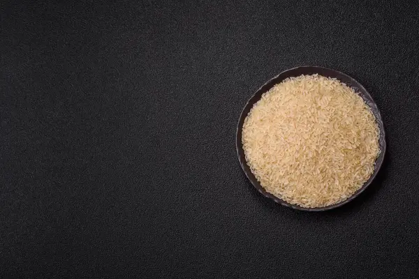 Seramik kasede beyaz çiğ pirinç. Pirinç Asya organik gıdasının bir malzemesidir.