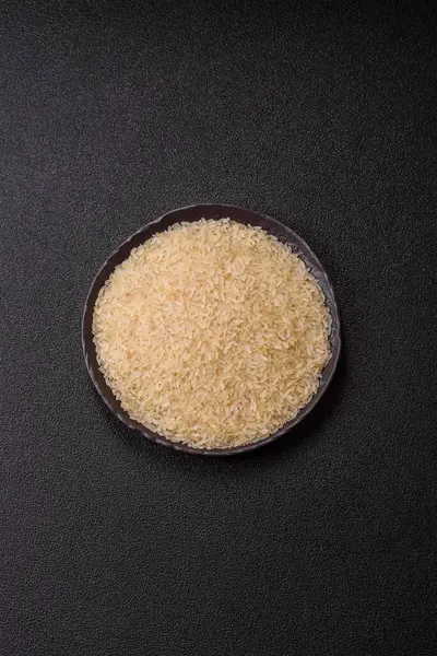 Seramik kasede beyaz çiğ pirinç. Pirinç Asya organik gıdasının bir malzemesidir.