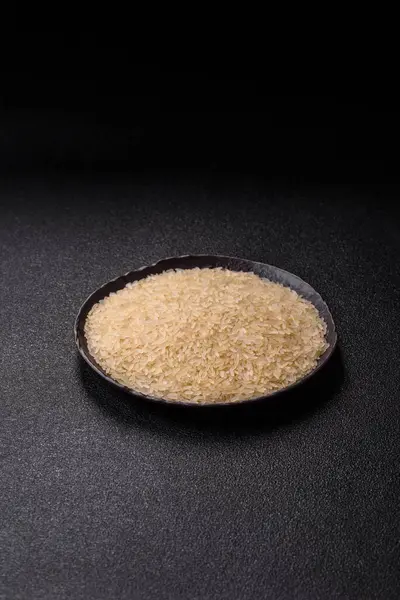 Seramik kasede beyaz çiğ pirinç. Pirinç Asya organik gıdasının bir malzemesidir.