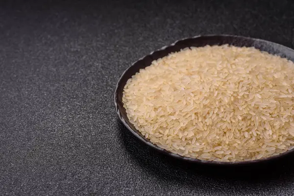 Seramik kasede beyaz çiğ pirinç. Pirinç Asya organik gıdasının bir malzemesidir.