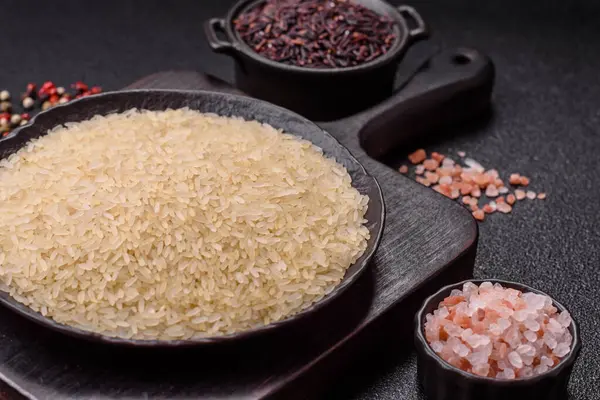 Seramik kasede beyaz çiğ pirinç. Pirinç Asya organik gıdasının bir malzemesidir.