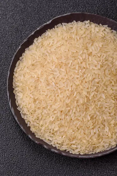 Seramik kasede beyaz çiğ pirinç. Pirinç Asya organik gıdasının bir malzemesidir.