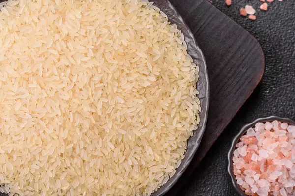 Seramik kasede beyaz çiğ pirinç. Pirinç Asya organik gıdasının bir malzemesidir.