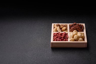 Tahta kutu, fındıklı, fındıklı, fındıklı, fındıklı, fındıklı ve fıstıklı.