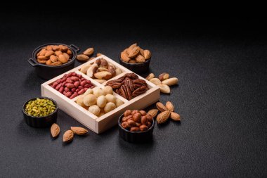 Tahta kutu, fındıklı, fındıklı, fındıklı, fındıklı, fındıklı ve fıstıklı.