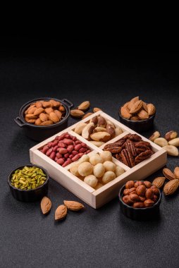 Tahta kutu, fındıklı, fındıklı, fındıklı, fındıklı, fındıklı ve fıstıklı.