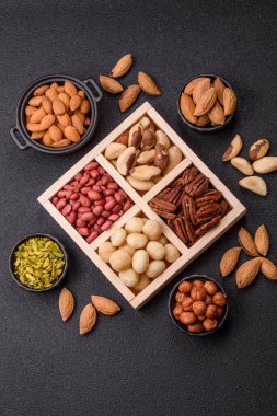 Tahta kutu, fındıklı, fındıklı, fındıklı, fındıklı, fındıklı ve fıstıklı.