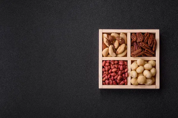 Tahta kutu, fındıklı, fındıklı, fındıklı, fındıklı, fındıklı ve fıstıklı.