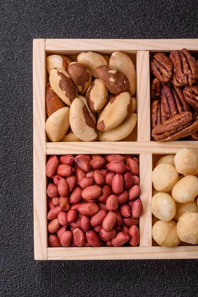 Tahta kutu, fındıklı, fındıklı, fındıklı, fındıklı, fındıklı ve fıstıklı.