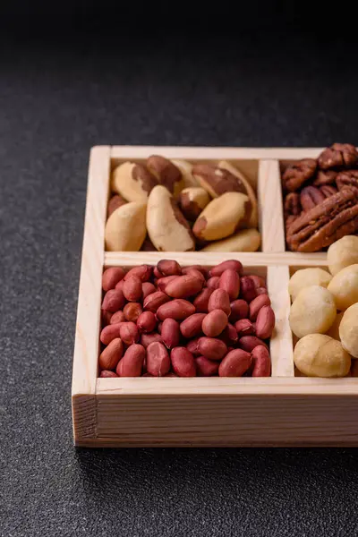 Tahta kutu, fındıklı, fındıklı, fındıklı, fındıklı, fındıklı ve fıstıklı.