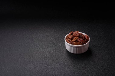 Fındık, seramik kasede ceviz, vejetaryen yemeğinin malzemesi. Besin kaynağı olarak fındık