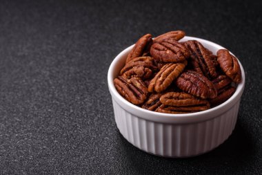 Fındık, seramik kasede ceviz, vejetaryen yemeğinin malzemesi. Besin kaynağı olarak fındık