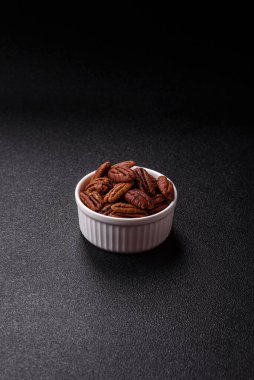 Fındık, seramik kasede ceviz, vejetaryen yemeğinin malzemesi. Besin kaynağı olarak fındık