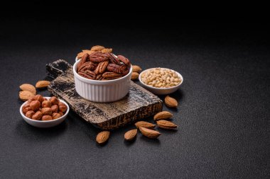 Fındık, seramik kasede ceviz, vejetaryen yemeğinin malzemesi. Besin kaynağı olarak fındık
