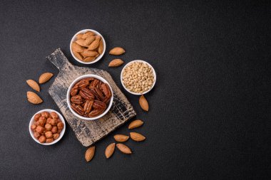 Fındık, seramik kasede ceviz, vejetaryen yemeğinin malzemesi. Besin kaynağı olarak fındık