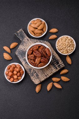 Fındık, seramik kasede ceviz, vejetaryen yemeğinin malzemesi. Besin kaynağı olarak fındık