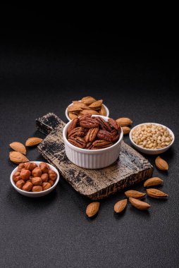 Fındık, seramik kasede ceviz, vejetaryen yemeğinin malzemesi. Besin kaynağı olarak fındık