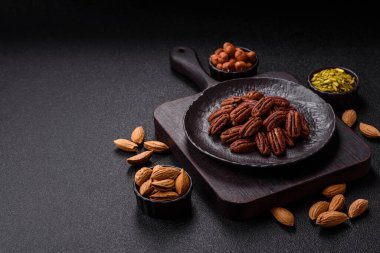 Fındık, seramik kasede ceviz, vejetaryen yemeğinin malzemesi. Besin kaynağı olarak fındık