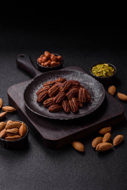 Fındık, seramik kasede ceviz, vejetaryen yemeğinin malzemesi. Besin kaynağı olarak fındık