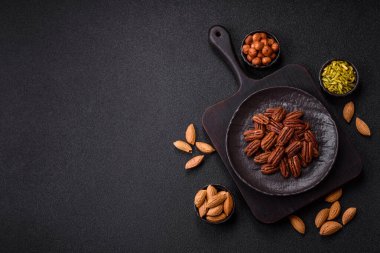 Fındık, seramik kasede ceviz, vejetaryen yemeğinin malzemesi. Besin kaynağı olarak fındık