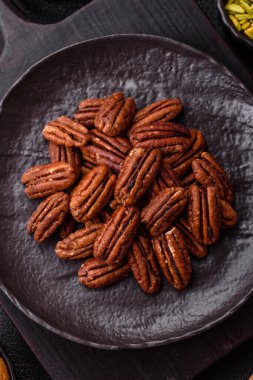 Fındık, seramik kasede ceviz, vejetaryen yemeğinin malzemesi. Besin kaynağı olarak fındık