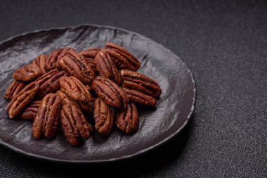 Fındık, seramik kasede ceviz, vejetaryen yemeğinin malzemesi. Besin kaynağı olarak fındık