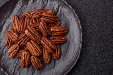 Fındık, seramik kasede ceviz, vejetaryen yemeğinin malzemesi. Besin kaynağı olarak fındık