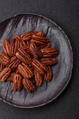 Fındık, seramik kasede ceviz, vejetaryen yemeğinin malzemesi. Besin kaynağı olarak fındık