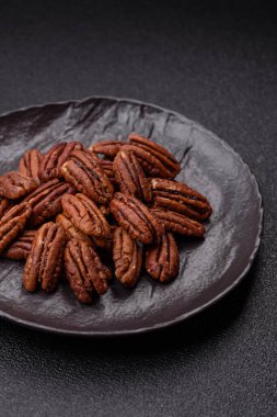 Fındık, seramik kasede ceviz, vejetaryen yemeğinin malzemesi. Besin kaynağı olarak fındık