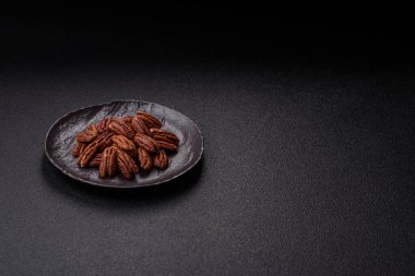 Fındık, seramik kasede ceviz, vejetaryen yemeğinin malzemesi. Besin kaynağı olarak fındık