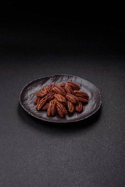 Fındık, seramik kasede ceviz, vejetaryen yemeğinin malzemesi. Besin kaynağı olarak fındık