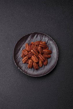 Fındık, seramik kasede ceviz, vejetaryen yemeğinin malzemesi. Besin kaynağı olarak fındık