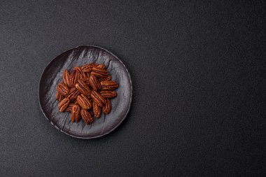 Fındık, seramik kasede ceviz, vejetaryen yemeğinin malzemesi. Besin kaynağı olarak fındık