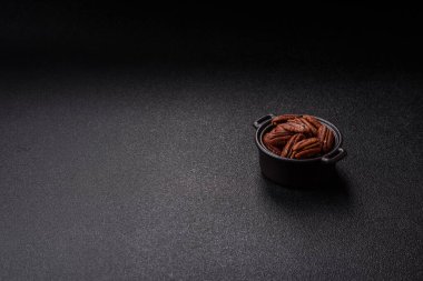 Fındık, seramik kasede ceviz, vejetaryen yemeğinin malzemesi. Besin kaynağı olarak fındık