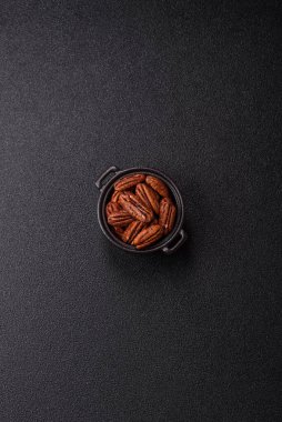 Fındık, seramik kasede ceviz, vejetaryen yemeğinin malzemesi. Besin kaynağı olarak fındık