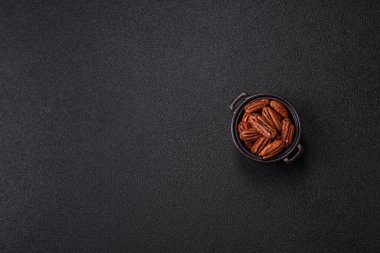 Fındık, seramik kasede ceviz, vejetaryen yemeğinin malzemesi. Besin kaynağı olarak fındık