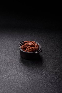 Fındık, seramik kasede ceviz, vejetaryen yemeğinin malzemesi. Besin kaynağı olarak fındık