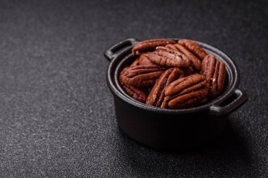 Fındık, seramik kasede ceviz, vejetaryen yemeğinin malzemesi. Besin kaynağı olarak fındık