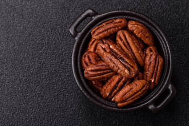 Fındık, seramik kasede ceviz, vejetaryen yemeğinin malzemesi. Besin kaynağı olarak fındık