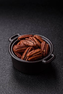 Fındık, seramik kasede ceviz, vejetaryen yemeğinin malzemesi. Besin kaynağı olarak fındık