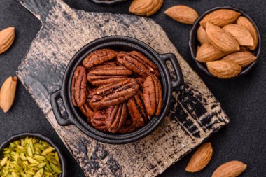 Fındık, seramik kasede ceviz, vejetaryen yemeğinin malzemesi. Besin kaynağı olarak fındık