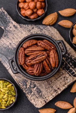 Fındık, seramik kasede ceviz, vejetaryen yemeğinin malzemesi. Besin kaynağı olarak fındık