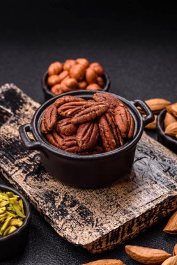 Fındık, seramik kasede ceviz, vejetaryen yemeğinin malzemesi. Besin kaynağı olarak fındık